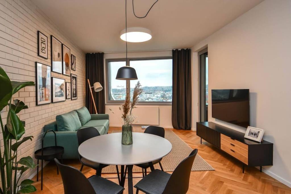 Skypark Luxury Apartment With Skyline View & Free Parking Pressburg Exterior foto