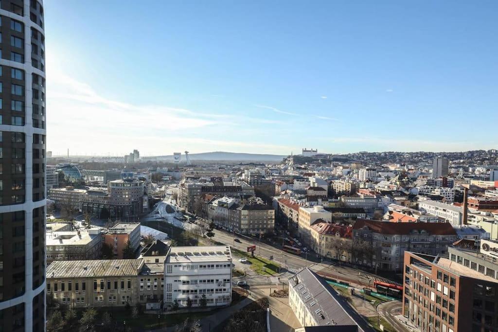 Skypark Luxury Apartment With Skyline View & Free Parking Pressburg Exterior foto